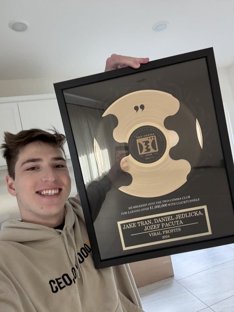 Daniel s ocenením Two Comma Club od ClickFunnels za Viral Profits